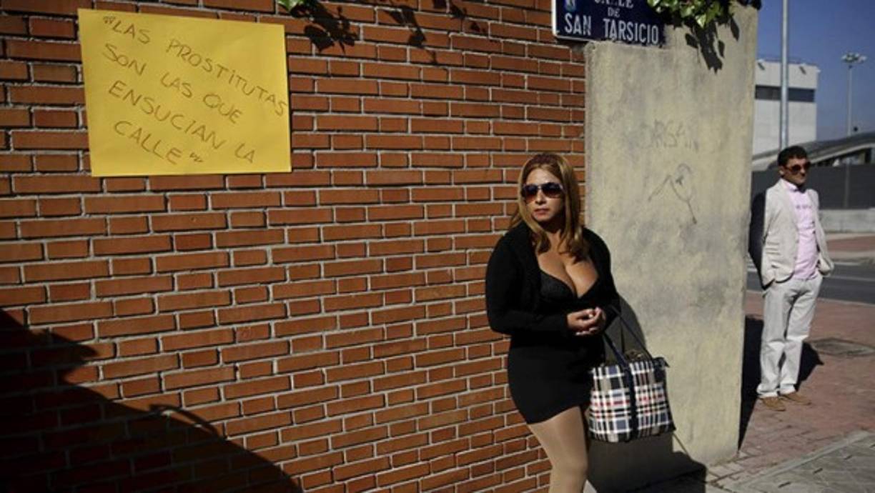 Entre el 62% y el 80% de las mujeres que ejercen la prostitución han sido violadas, según un estudio en España.