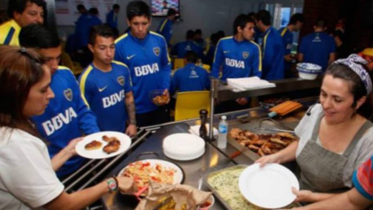 Prohibido ingerir alimentos en los vestuarios, guardar objetos personales en bolsas, arrojar desperdicios o elementos ya usados (sudor, sangrado) en recipientes habilitados.<br/>