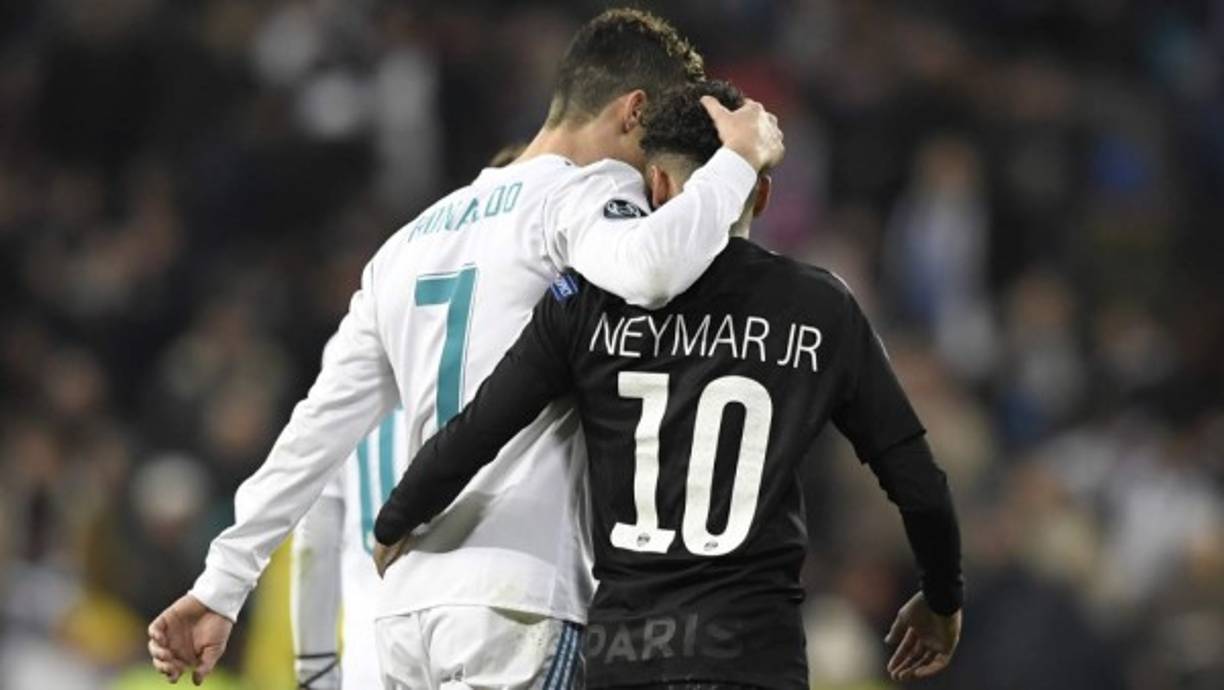 El Real Madrid y el París Saint-Germain estarían en camino a pactar un trueque de otro nivel que rompería el mercado futbolístico este verano: Cristiano Ronaldo por Neymar Jr. Luego de las polémicas declaraciones que hizo el portugués sugiriendo su marcha del Madrid, tras ganar su cuarta Champions League con el cuadro merengue, La Gazzetta dello Sport de Italia publicó un artículo donde especula con un intercambio de cracks entre dos de los clubes más poderosos de Europa. Los diarios generalistas del mismo país La Repubblica y La Stampa apuntan que Florentino Pérez, presidente del Madrid, y Nasse Al-Khelaifi, presidente del PSG, estarían planteándose la posibilidad de cambiar a las dos estrellas del fútbol mundial. El trueque no solo podría cumplir los deseos de los futbolistas, sino los objetivos de ambos clubes. Foto AFP