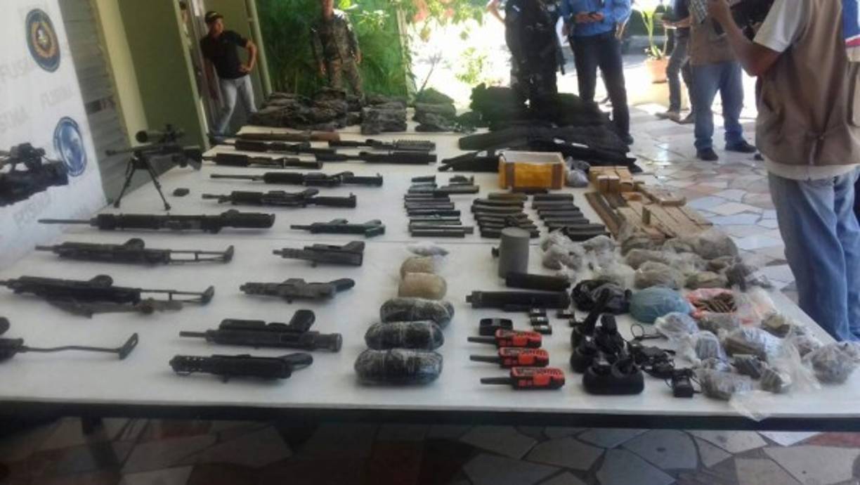 También ocho cargadores para AK-47, siete cargadores para fusiles, dos silenciadores, cuatro radios de comunicación y varios chalecos antibalas.