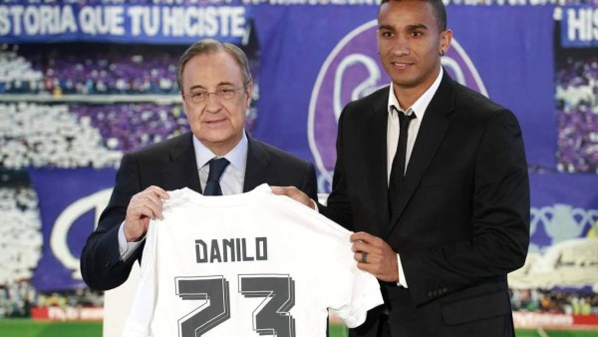 Danilo - Florentino Pérez le pagó al Porto 31,5 millones de euros por el jugador brasileño. Su precio fue mucho mayor que su rendimiento en el lateral derecho, donde no superó a Carvajal. Benítez siempre se decantó por alinear al fichaje del presidente, pero Zidane lo dejó por detrás del canterano. Se marchó al Manchester City de Guardiola.