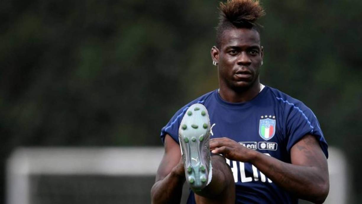Mario Balotelli: Los Angeles Galaxy de la MLS y el Besiktas de Turquía se pelean por fichar al delantero italiano, quien es agente libre tras su salida del Brescia.