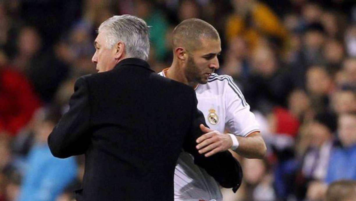 Carlo Ancelotti habla a menudo con Karim Benzema porque quiere llevárselo cedido al Napoli. Según la Cadena SER, el extécnico del Real Madrid busca un delantero de primer nivel para intentar 'compensar' el fichaje de Cristiano Ronaldo por la Juventus y el francés es el objetivo.