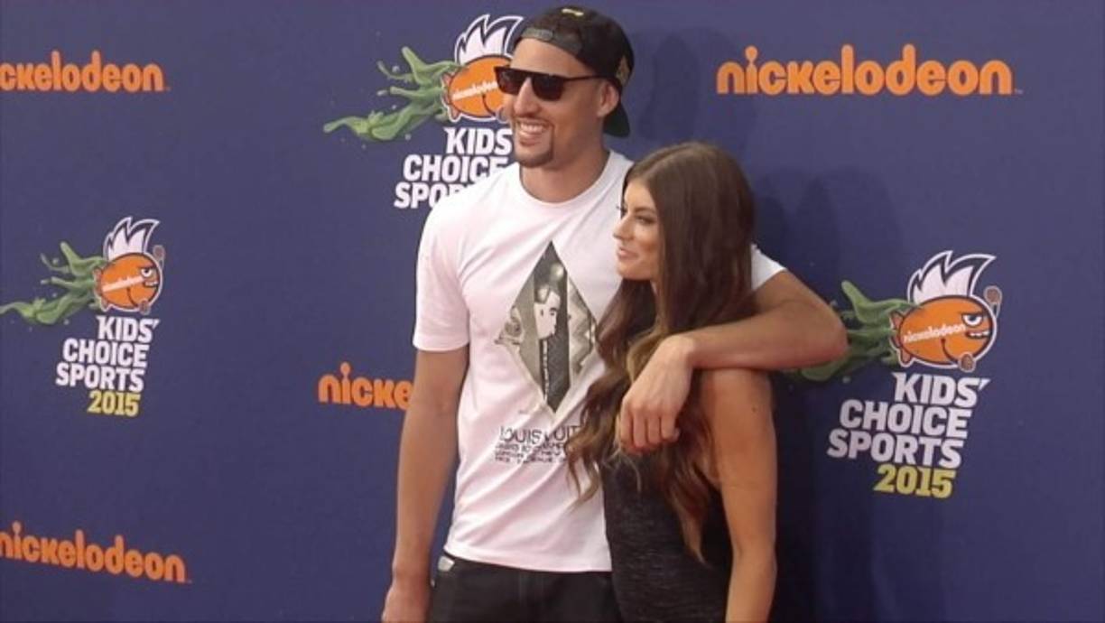 Hannah Stocking, hasta ahora pareja de Klay Thompson, ha desvelado a través de Twitter la infidelidad del jugador.
