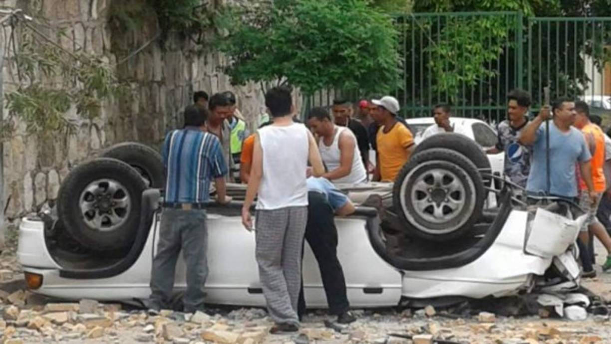 El impacto fue fatal y la joven estudiante de la Unah de 20 años no pudo sobrevivir, su cuerpo quedó atrapado en el vehículo.