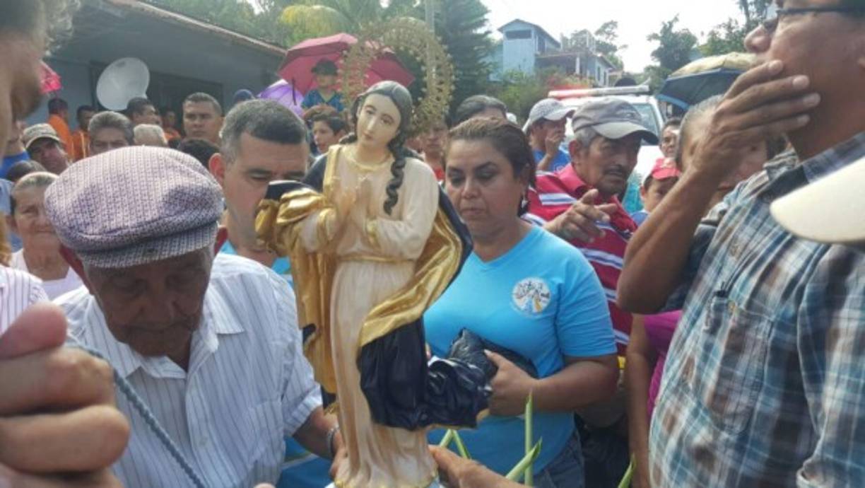 Los visitantes visitan el municipio de los brujos donde la virgen de Lourdes regresa a su templo después de una visita al municipio hermano de Gualala.<br/>