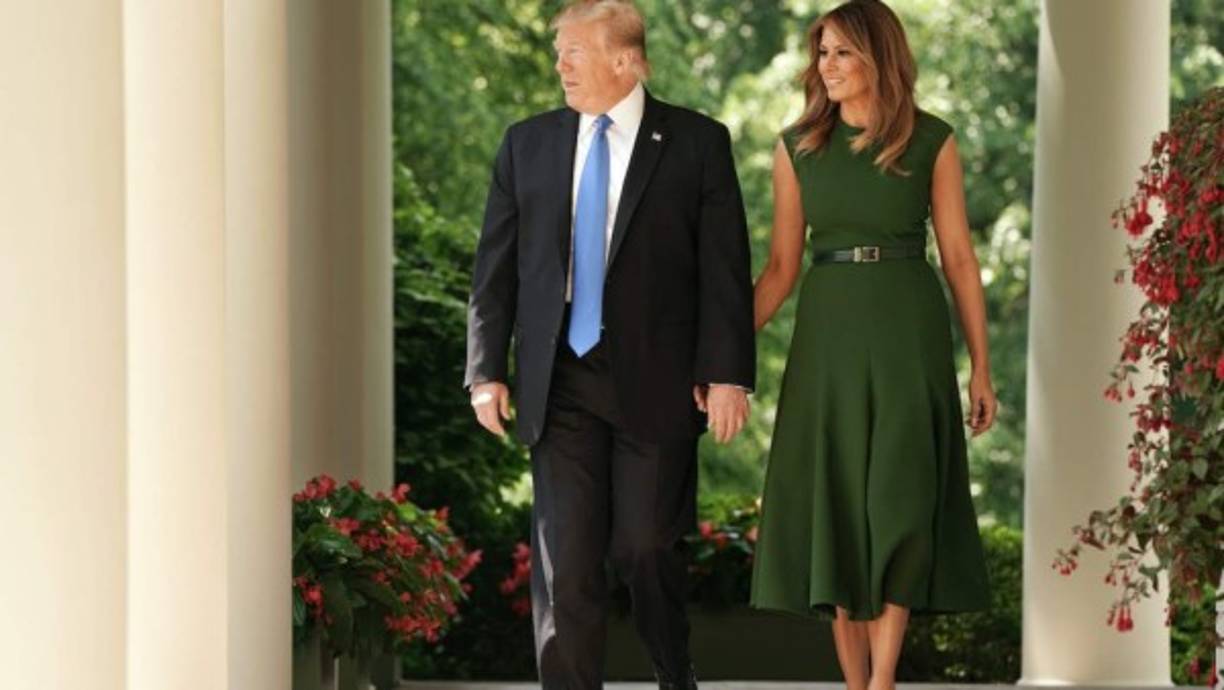 'Soy muy fuerte y sé cuáles son mis prioridades', sostuvo Melania Trump, quien cuestionada sobre si su matrimonio está en crisis, como apuntan algunos medios de comunicación desde hace meses, fue tajante en su negación y aseveró que solo son 'chismes' de la prensa.<br/>