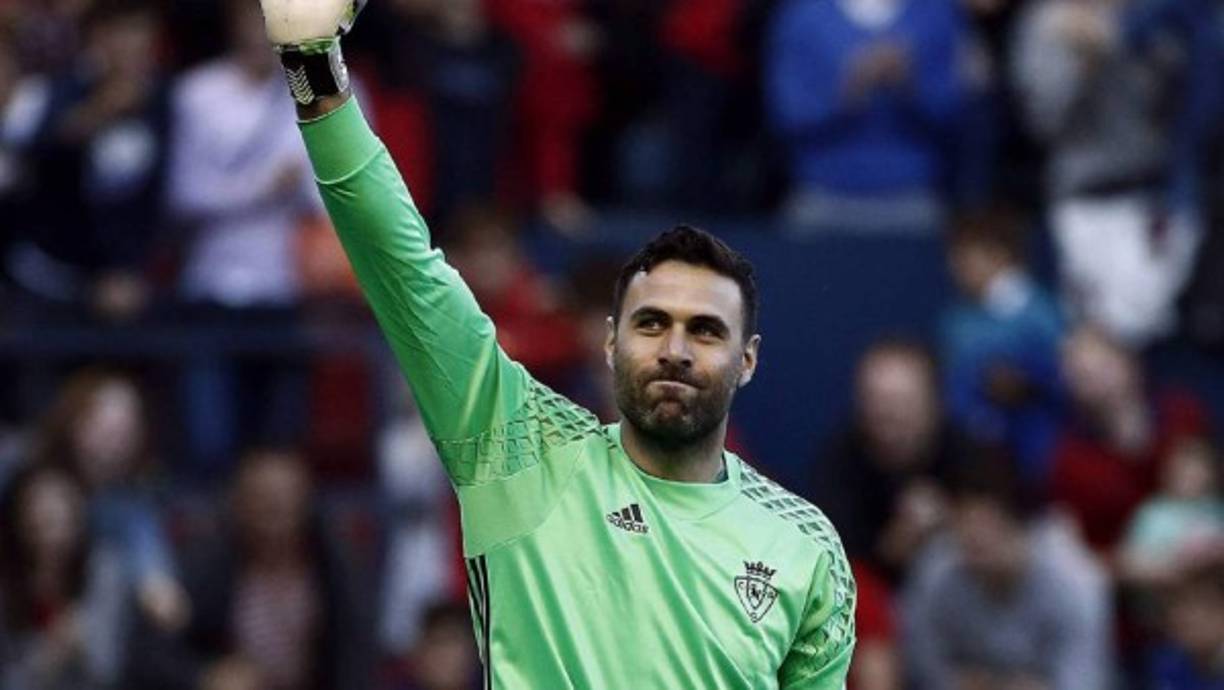Según publica TuttoSport, el ex guardameta de Sevilla y Osasuna, Salvatore Sirigu, estaría cerca de firmar contrato con el Torino. Aún debe liberarse de su vínculo con el PSG, vigente hasta 2018, que le garantiza un salario de tres millones de euros netos por campaña.