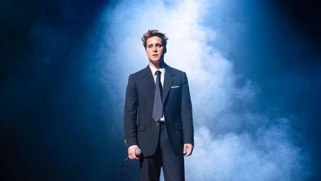 BUENAS Y MALAS COMPAÑÍAS<br/>En la primera temporada el público fue testigo de las malas compañías con las que el cantante creció siendo su padre, Luis Rey, el principal villano de la historia.