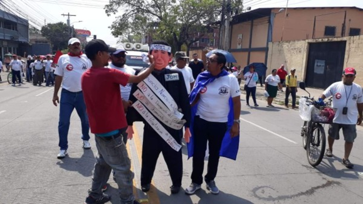 No a la privatización, al aumento a los combustibles y a la energía, así con estas y otras exigencias quemaron este monigote en San Pedro Sula.