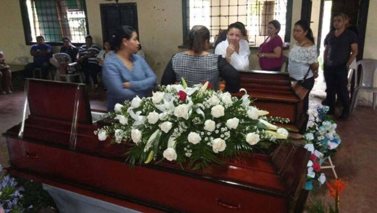 Alejandra Martínez, tía de la joven docente, expresó con consternación: 'No merecían la muerte ellos, no sabíamos la razón porque la mataron. Ella era una excelente hija y sobrina. Cuando no daba clases, salía a pasar con su mamá'