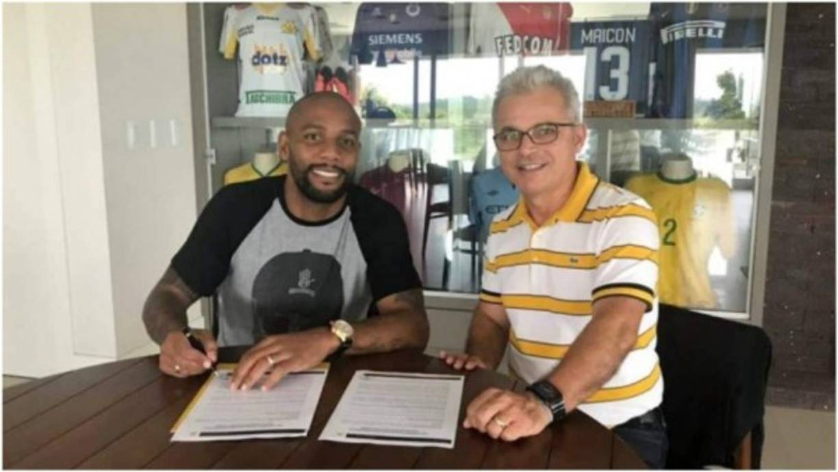El brasileño Maicon está de regreso. El ex del Inter, campeón de la Champions a las órdenes de Mourinho en 2010, ha firmado con el Criciúma, de la segunda división brasileña, hasta diciembre de 2019. El lateral diestro, de 37 años, ve cumplido uno de sus sueños: retirarse en el club en el que se formó antes de dar el salto al Cruzeiro y arrancar una brillante carrera que le llevó a defender los colores de Mónaco, Inter, Manchester City, Roma y Avaí. La vuelta de Maicon resulta sorprendente, porque lleva un año, desde diciembre de 2017, 'retirado'.