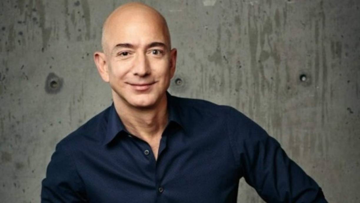Número 3. Al hombre fuerte de Amazon, Jeff Bezos (53) fue de los que más avanzó este año, pasando del quinto a tercer puesto gracias a los $72,800 millones que tiene a su nombre.