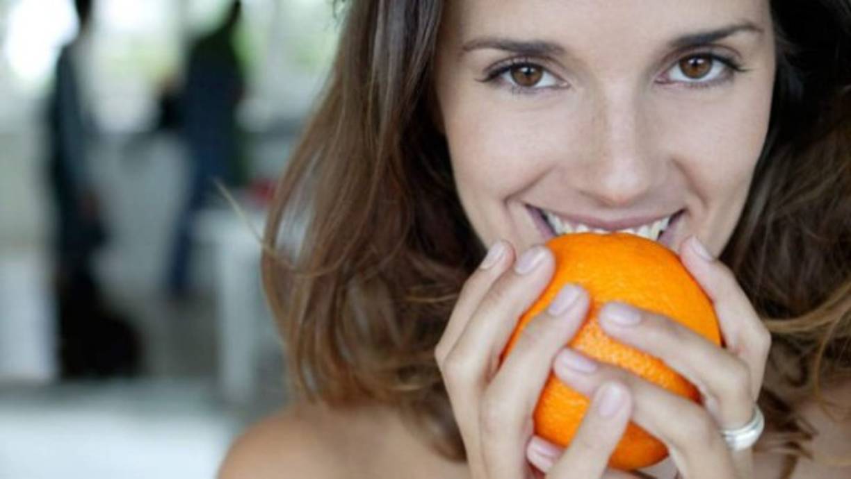 5. Usa una naranja. <br/><br/>Tiene vitamina C y nutrientes, el hábito de pelar una naranja, así como el aroma de esta fruta sirve como relajante, ya que reduce los niveles de estrés, de acuerdo con un estudio del Department of Nursing, Youngnam Foreign Language College.