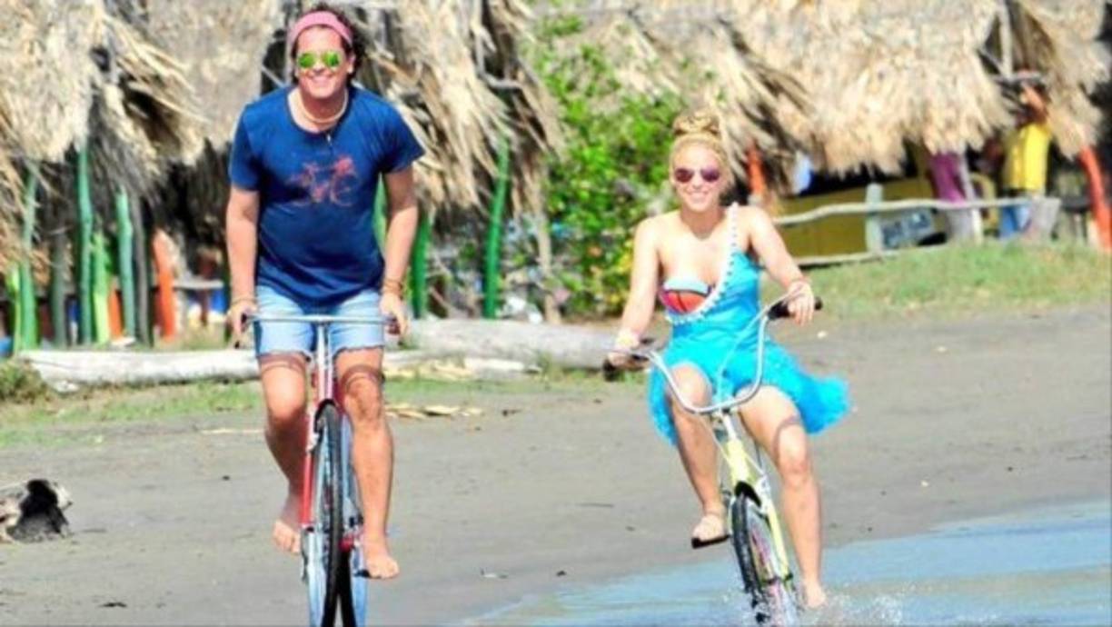 Carlos Vives cantó “La bicicleta” sin Shakira. La colombiana canceló su participación por un problema de salud de su hijo Sasha.