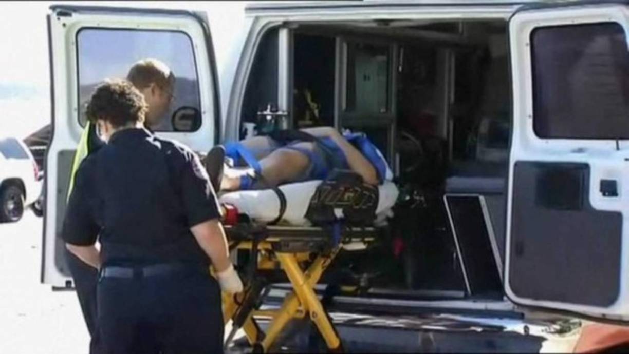 Una persona es llevada herida por policías en California.