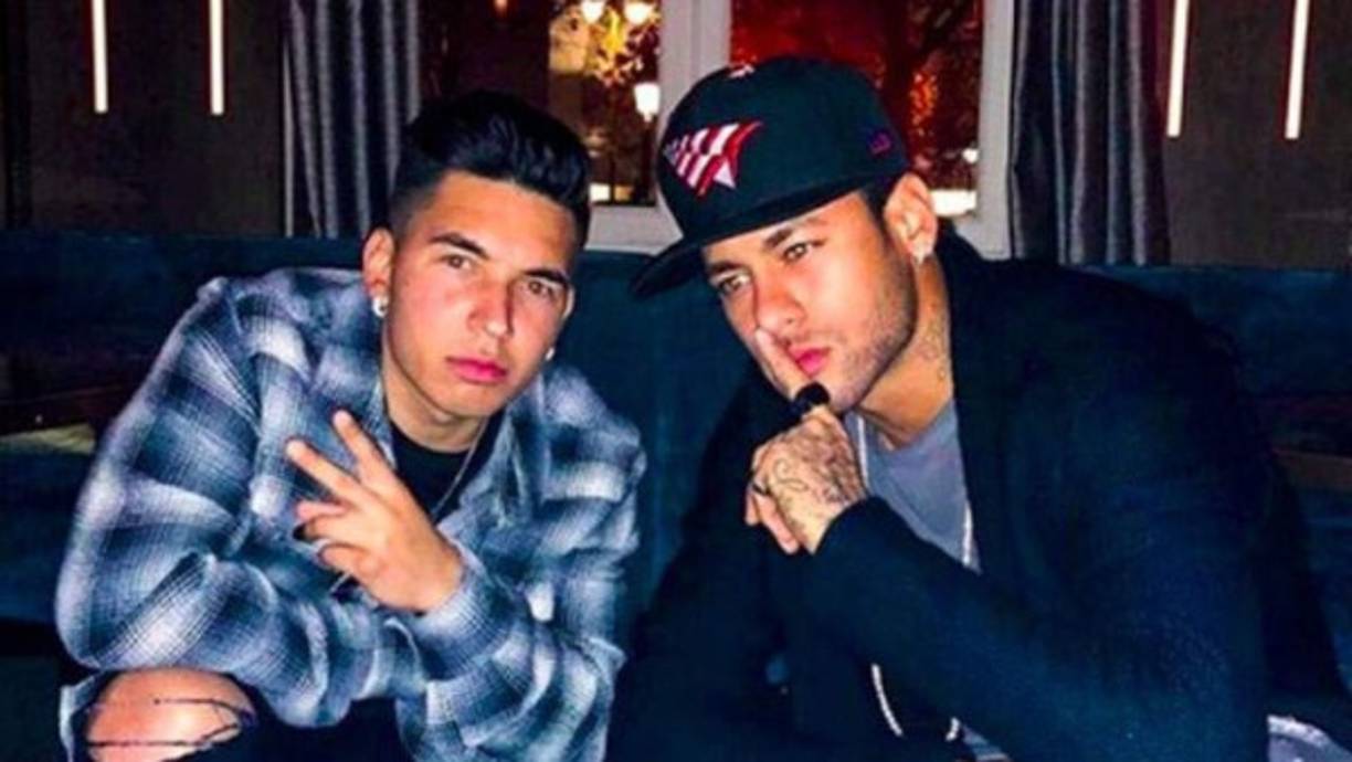 En Barcelona o París, no importa... La banda que forman los 'Toiss', el círculo más íntimo del crack brasileño, es inseparable. Los amigos de la infancia de Neymar le acompañan a todos lados .