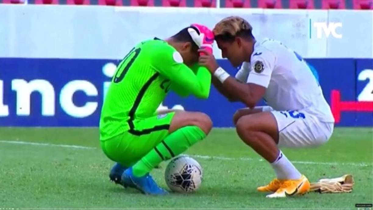 Luis Palma se olvidó por unos momentos de los festejos y en un enorme gesto fue a darle aliento al portero de EUA que estaba destrozado. El delantero se ganó la admiración de los estadounidenses con su acción.