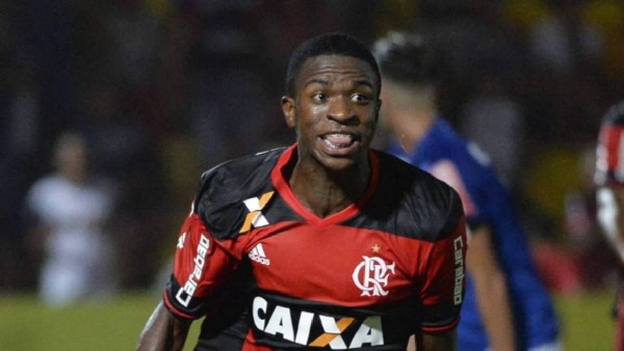 El Barça da ya por perdido a Vinicius jr. y cree que su fichaje por el Real Madrid está muy cerca. Las mismas fuentes hablan de “traición” de los agentes del futbolistas, después de que semanas atrás estuvieran en Barcelona y llegaran a un acuerdo verbal con el Barça para un futuro traspaso de su jugador.Además señalan que es una genganza del club blanco ya que hace unos años los blaugranas le quitaron a Neymar.