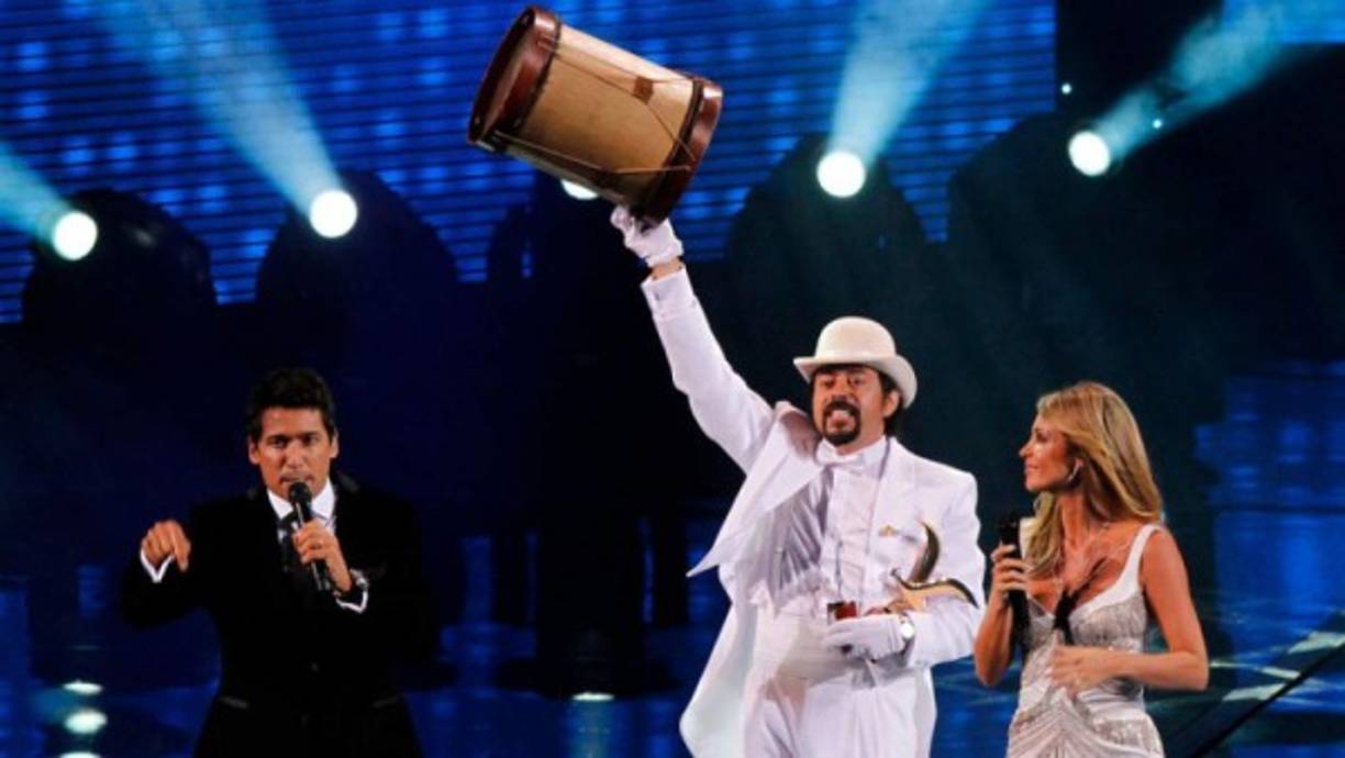 Bombo Fica será el primer cómico en subir al escenario. El responsable de la clásica frase 'sospechosa la h**á', este también se presentará el martes 20 de febrero, en una jornada inaugural.Fica, no llegó a acuerdo para estar en Viña 2017, debido a que pidió elegir el día de su presentación y abrir esa jornada, lo cual no fue aceptada en esa ocasión.