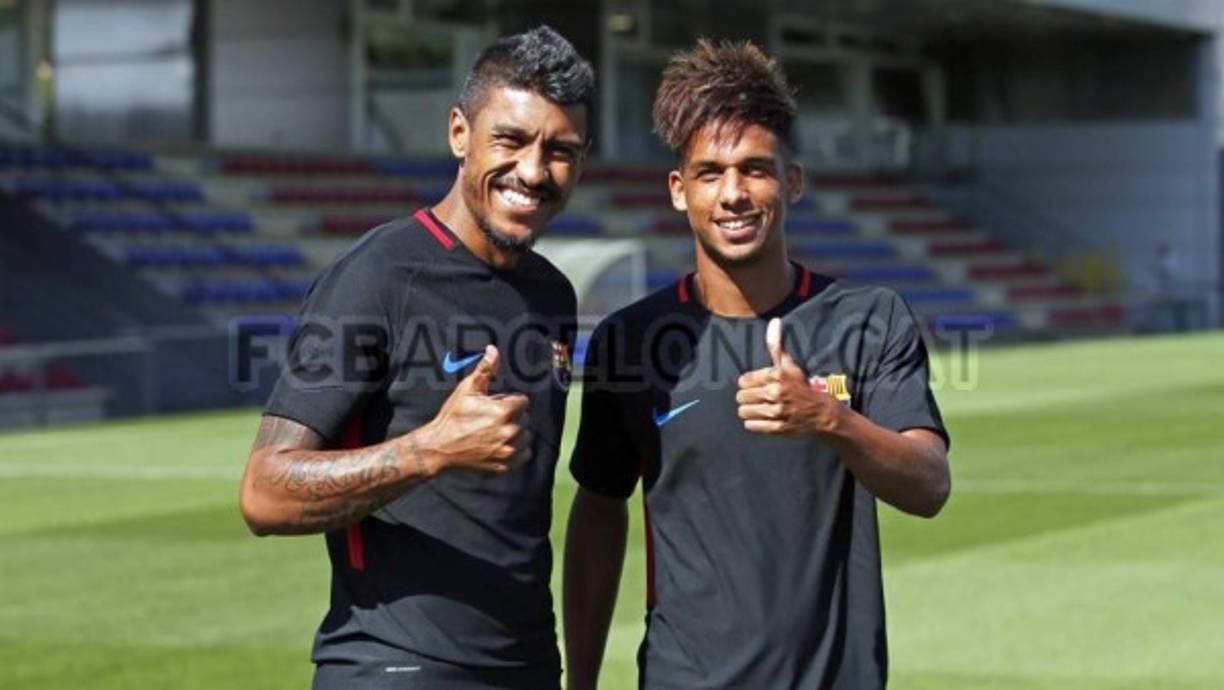 Uno de los juveniles no dejó pasar la oportunidad para una foto con Paulinho.