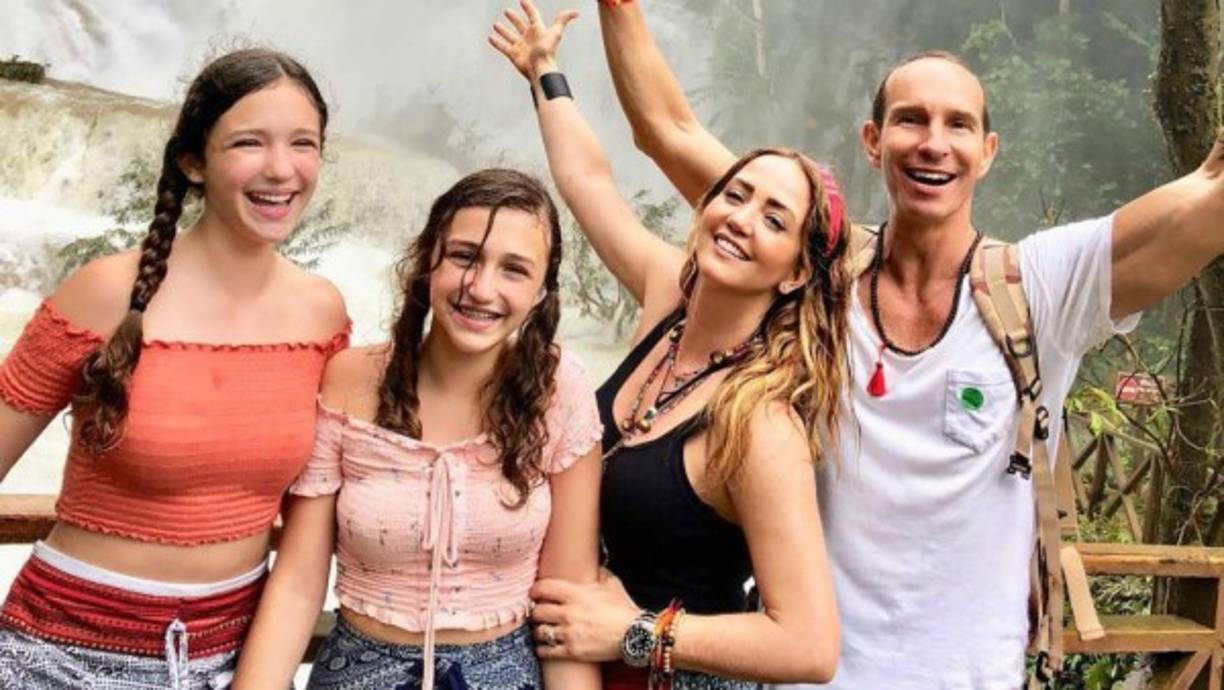 La actriz Andrea Legarreta y su familia viajaron a las playas de Tulum, México para disfrutaron de unas vacaciones y posar en bikini. La actriz mexicana y sus hijas compartieron fotografías a sus seguidores a través de las redes sociales.
