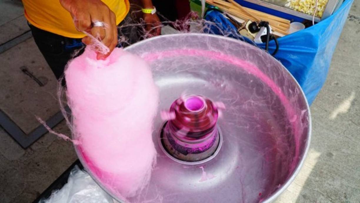 Los algodones de azúcar son otra tradición durante la Feria Juniana que a los pequeños les fascina.