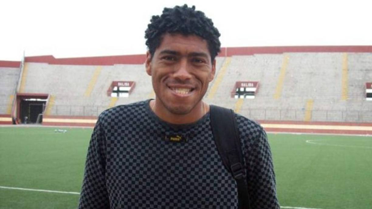 Juan Pajuelo. Jugador peruano que defendió a la selección a comienzos de los 2000. En cada partido por eliminatorias recibía las bromas de los hinchas.
