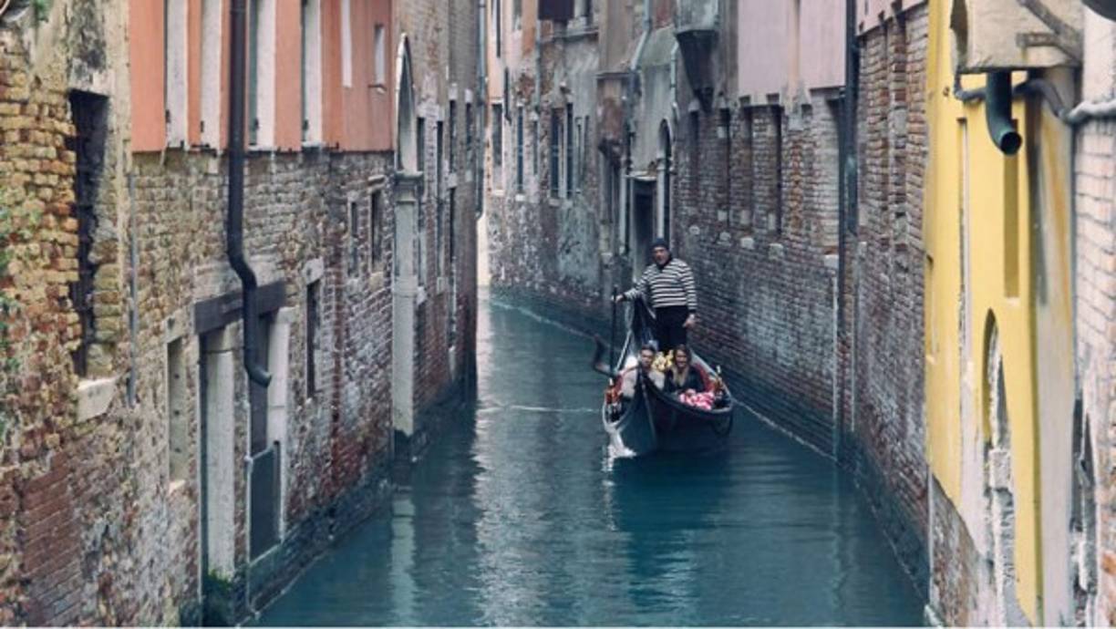 Un romántico paseo en góndola por Venecia.