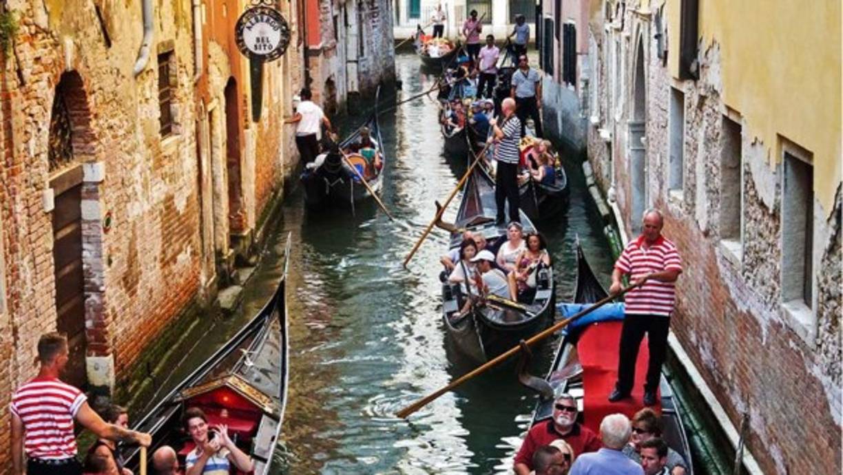 La realidad de un romántico paseo en góndola por Venecia.