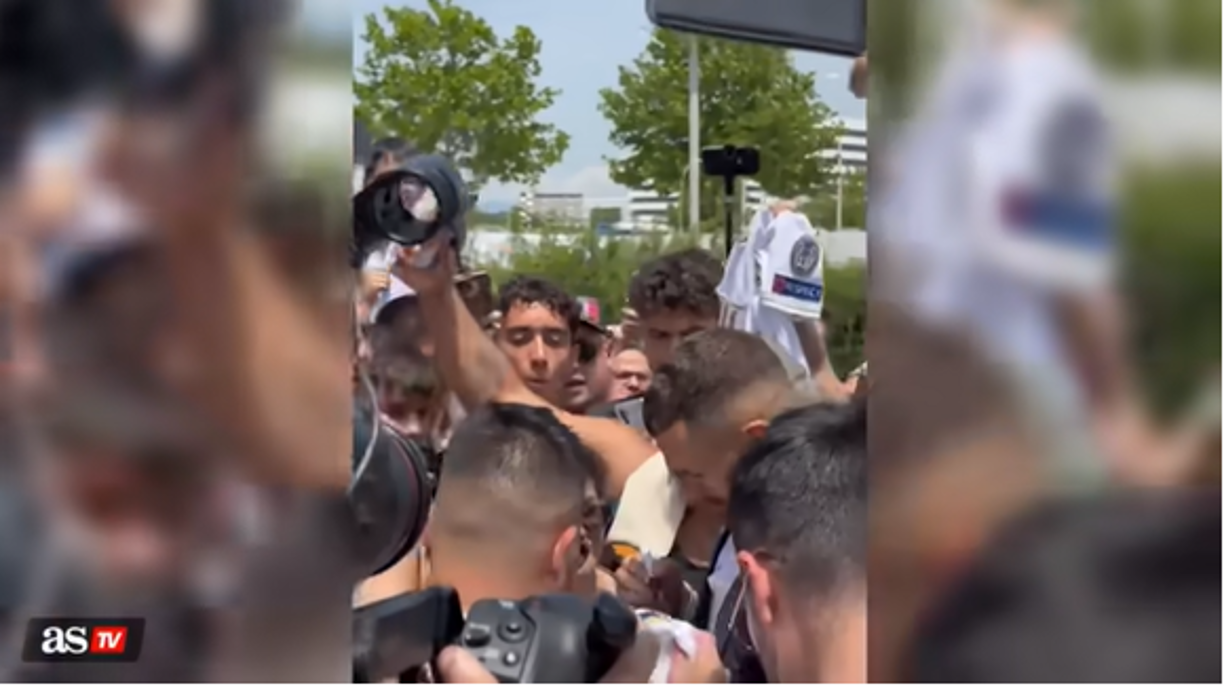 Sin duda alguna causó un gran revuelo por parte de los hinchas del conjunto blanco que querían un recuerdo de Benzema antes de despedirse del equipo.