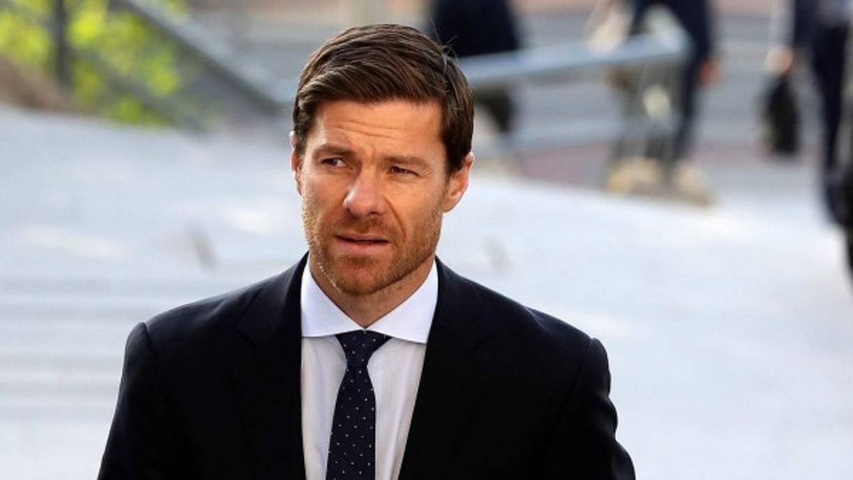 Xabi Alonso ha dado sus primeros pasos con el filial de la Real Sociedad, club en el que debutó como futbolista. Lo ascendió a segunda división y reclinó a entrenar al Borussia Mönchengladbach en los últimos meses. Su formación lo colocarían como uno de los candidatos favoritos de la entidad 'Blanca'.