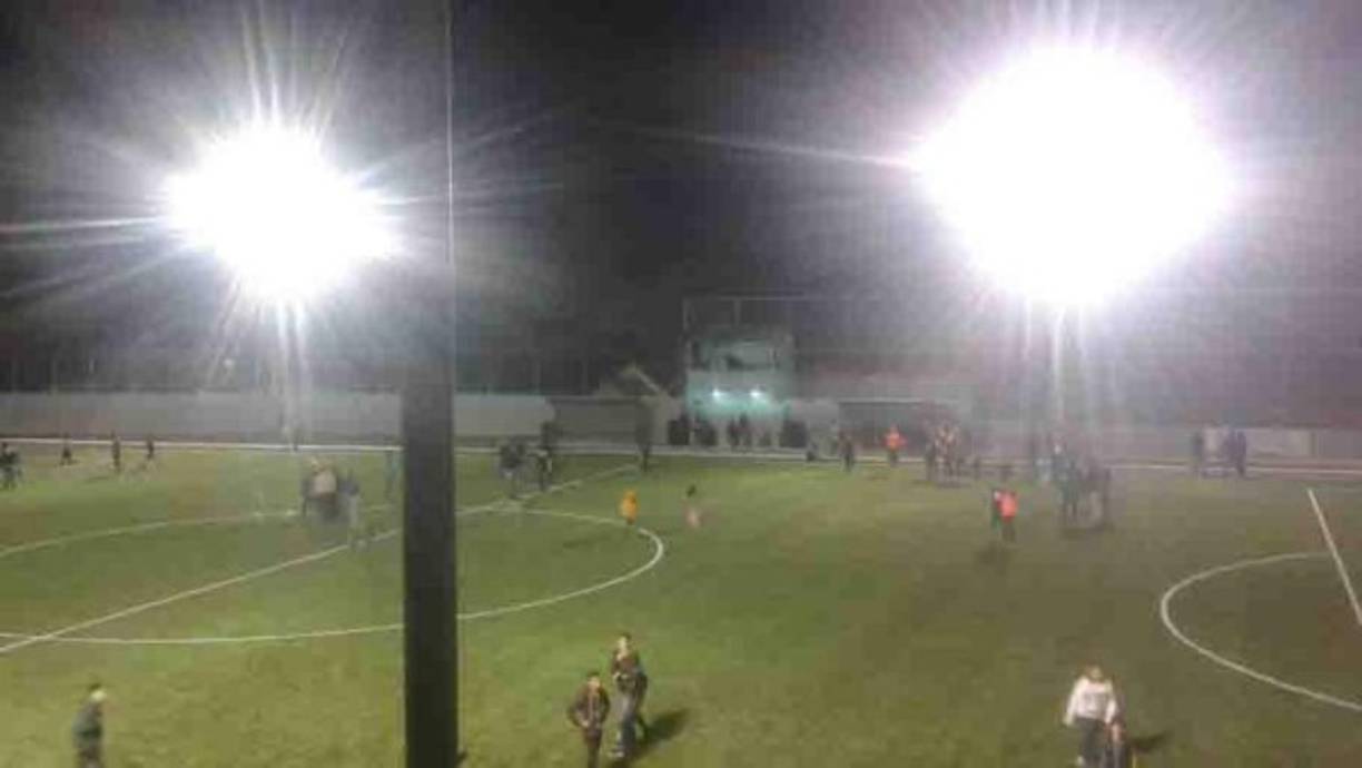 Así luce de noche el estadio Municipal 'Campo Estrella'. Una belleza.