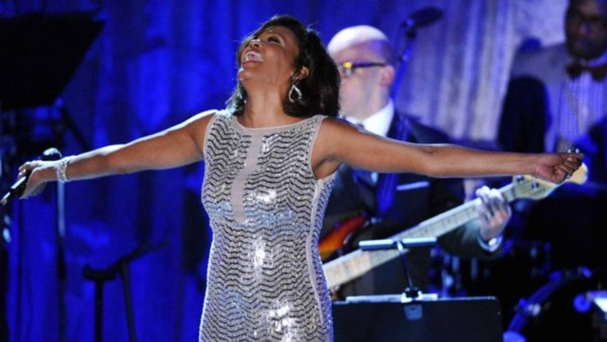 Whitney Houston/ Febrero de 2012. Muere después de un gol de Ramsey.