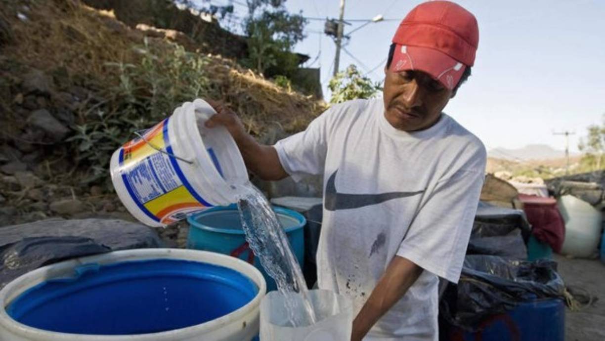 En la capial mexicana, una de cada cinco personas reciben apenas unas horas de agua del grifo y 20% tienen agua corriente durante sólo parte del día.<br/><br/>Las autoridades hicieron un llamado a una mayor sensibilización ciudadana sobre el ahorro de agua: En la capital cada persona consume una media de 250 litros diarios, mientras en otras ciudades mexicanas se utiliza menos de la mitad.