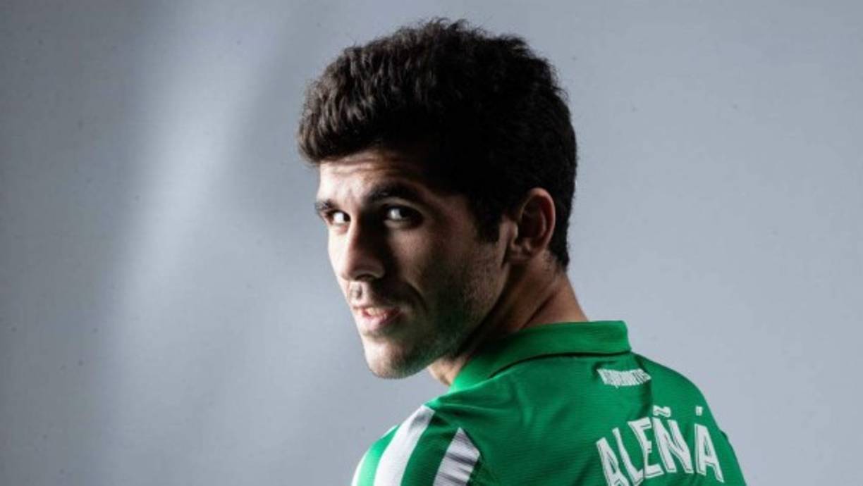 Carles Aleñá fue cedido en la presente campaña al Real Betis, su ficha le pertenece al Barcelona y podría entrar en la operación por Lautaro Martínez.