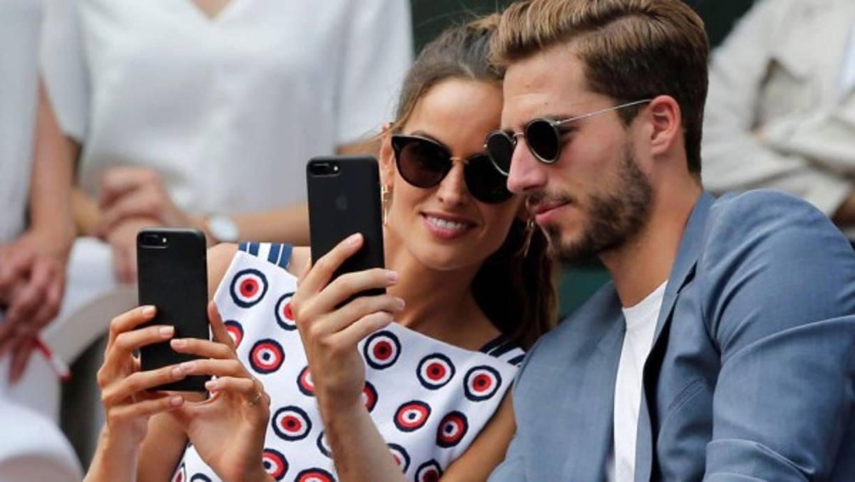 La famosa modelo brasileña, Izabel Goulart, fue consultada por el popular youtuber Matheus Mazzafera, quien anteriormente entrevistó a Neymar, acerca de las intimidades de ella con el arquero.