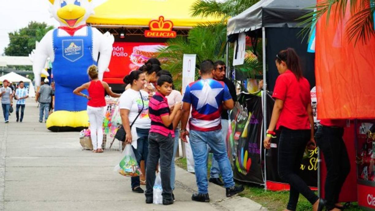 Desde tempranas horas las familias hondureñas se dan cita para disfrutar del gran ambiente que hay en Expocentro.