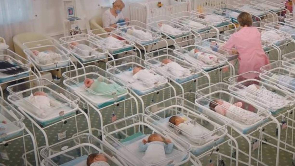 El alquiler de vientres es un negocio en auge en Ucrania, donde los padres pagan entre $30.000 y $45.000 por una madre subrogada, mientras que en Estados Unidos puede superar los $100.000.