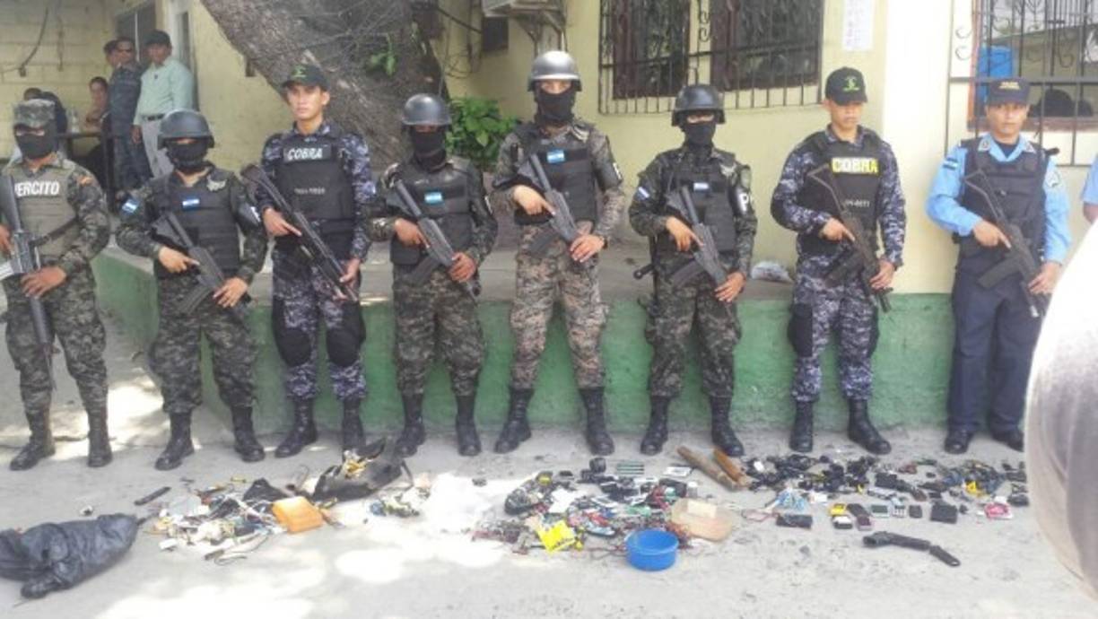 Un arma de fuego, teléfonos celulares, dinero, machetes, destornillares, un router y controles remoto en el Centro Penal de San Pedro Sula después que los reclusos se amotinaran durante la madrugada tras un apagó de energía eléctrica.