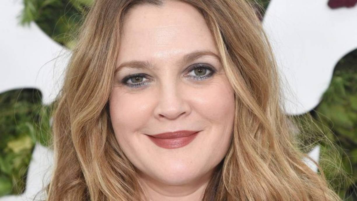 Drew Barrymore. Ahora ya es mamá, pero en 2003, Drew Barrymore aseguró sentirse atraída sexualmente por las mujeres, especialmente por sus cuerpos. Agregó qué no hay nada más hermoso que dos mujeres estando juntas.