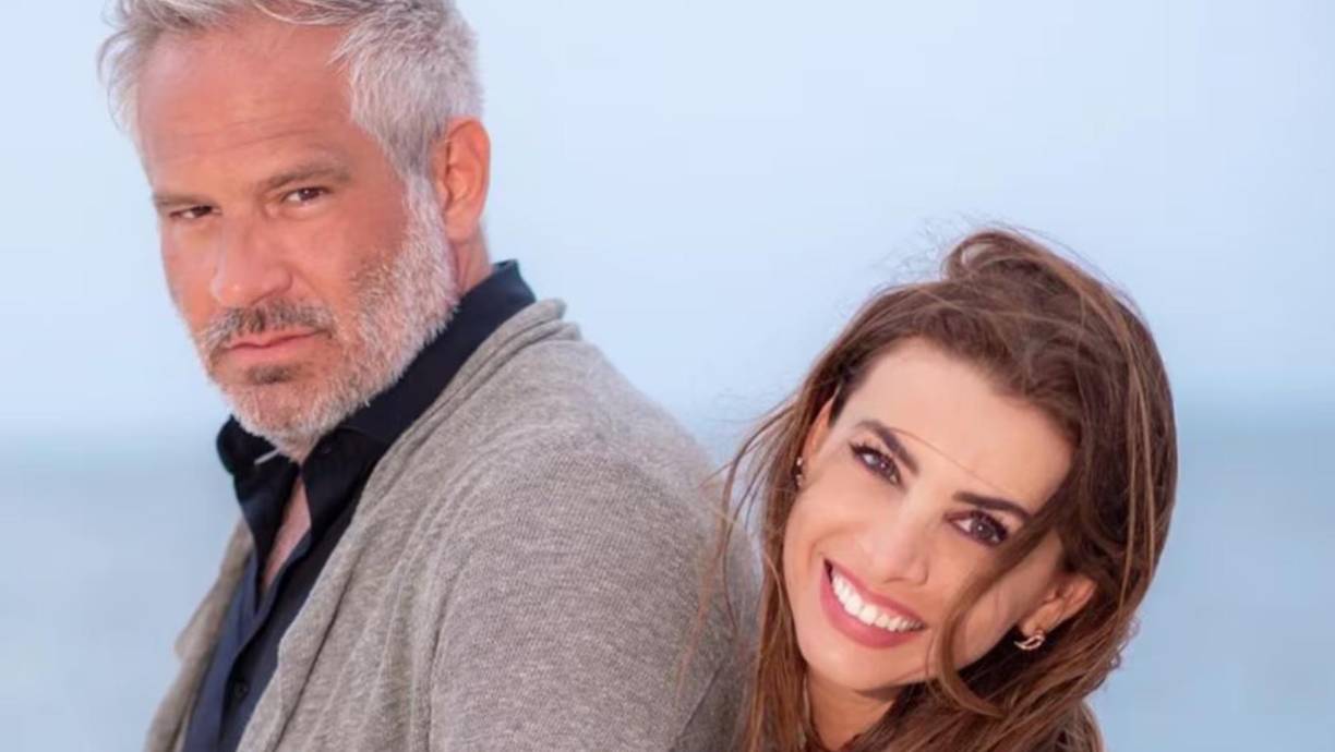 Sussy Lu, esposa de Arath de la Torre, se limitó a postear en sus historias de Instagram un mensaje que decía: “Muy buenas noches, por fin. ¡Qué paz! Ahora sí , disfruta tu juego mi amor, ¡a jugar!”. La actriz, modelo y estrella televisiva también compartió una imagen donde decían que no extrañarán a Adrián en el programa.