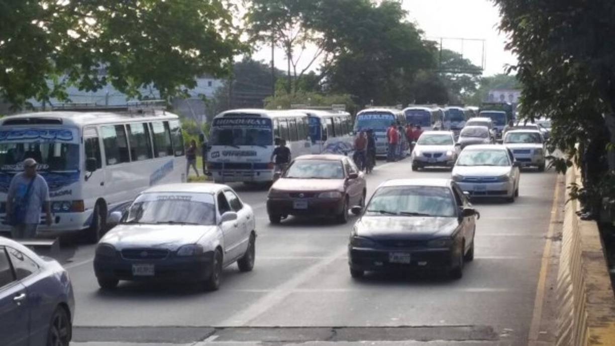Los pasajeros que venían en los buses desde Yoro, El Progreso y Tela hacia San Pedro Sula fueron bajados de las unidades a la altura de la colonia Planeta de La Lima, Cortés, debido a un paro de labores.<br/>