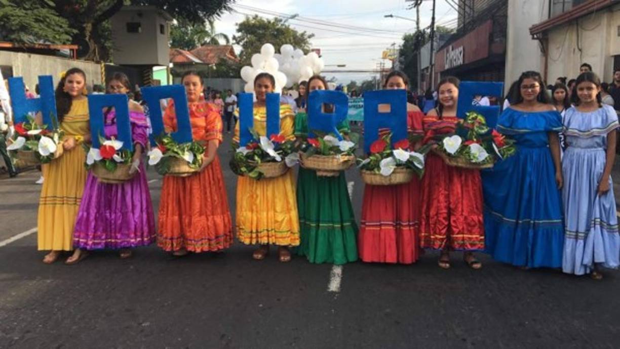 Grupo de lindas jóvenes del Instituto Rafael Heliodoro Valle.