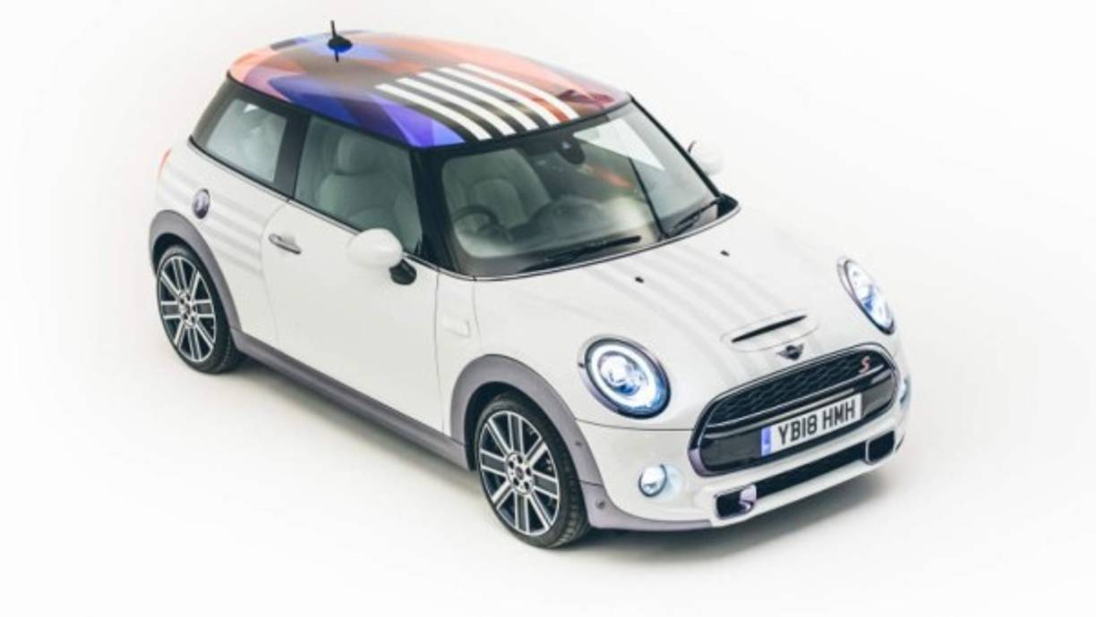 12- La marca de automóviles Mini diseñó una versión especial de su emblemático auto que tiene las banderas estadounidense y británica en el techo y los lemas 'Meghan quiere a Harry' y 'Love is all you need' (Todo lo que necesitas es amor'). <br/><br/>El auto será subastado con fines benéficos.<br/>