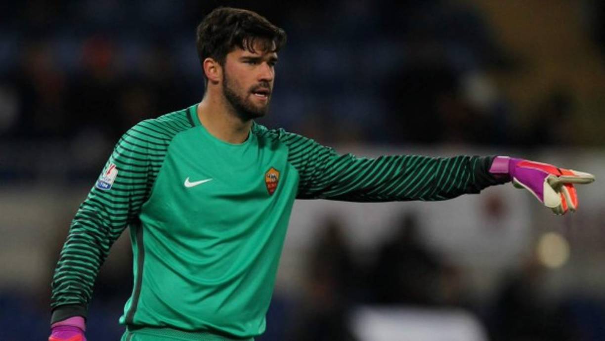 El Liverpool FC parece tener claro que una parte importante del dinero que se ingrese por Philippe Coutinho será invertido en la llegada de varios jugadores de primer nivel. Uno de los que puede llegar sería el internacional brasileño Alisson Ramses Becker. El portero del AS Roma está a un gran nivel, tras llegar en el verano de 2016 al equipo italiano. A sus 25 años, es una futura promesa de la portería de Brasil, razón por la que el club inglés, tal y como recoge Mundo Deportivo a través de medios ingleses, ofrecería una cantidad cercana a los 45 millones de euros, convirtiéndole en uno de los porteros más caros de la historia del fútbol.