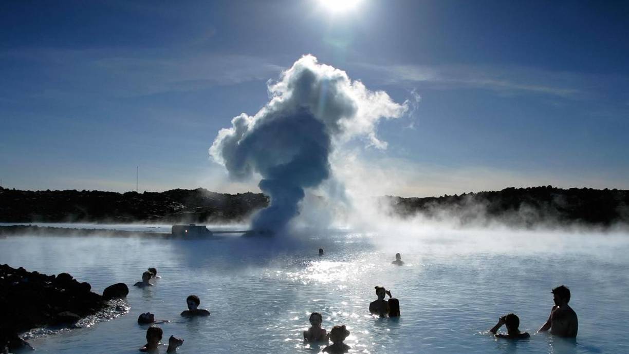 El tercer lugar fue para Islandia, que obtuvo buenos puntajes en esperanza de vida saludable, PIB per cápita, apoyo social y baja corrupción.