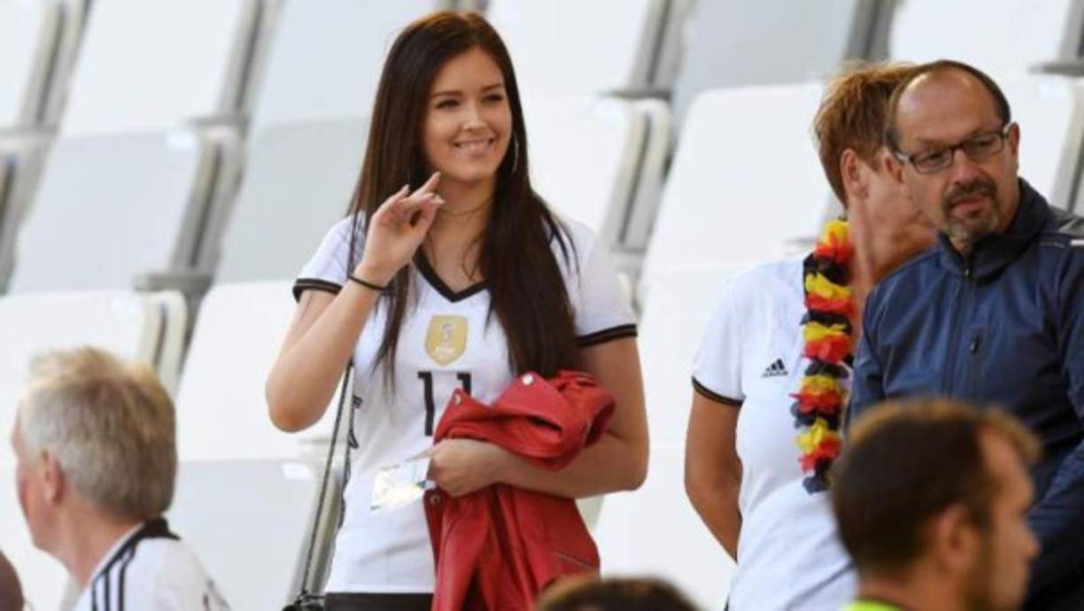 Lena Stiffel es la chica con que Draxler mantiene una relación de varios años y al parecer le sería infiel.