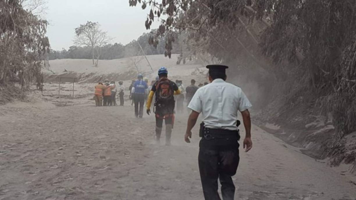 Al menos dos bomberos desaparecieron durante las labores de rescate en El Rodeo, según medios locales.