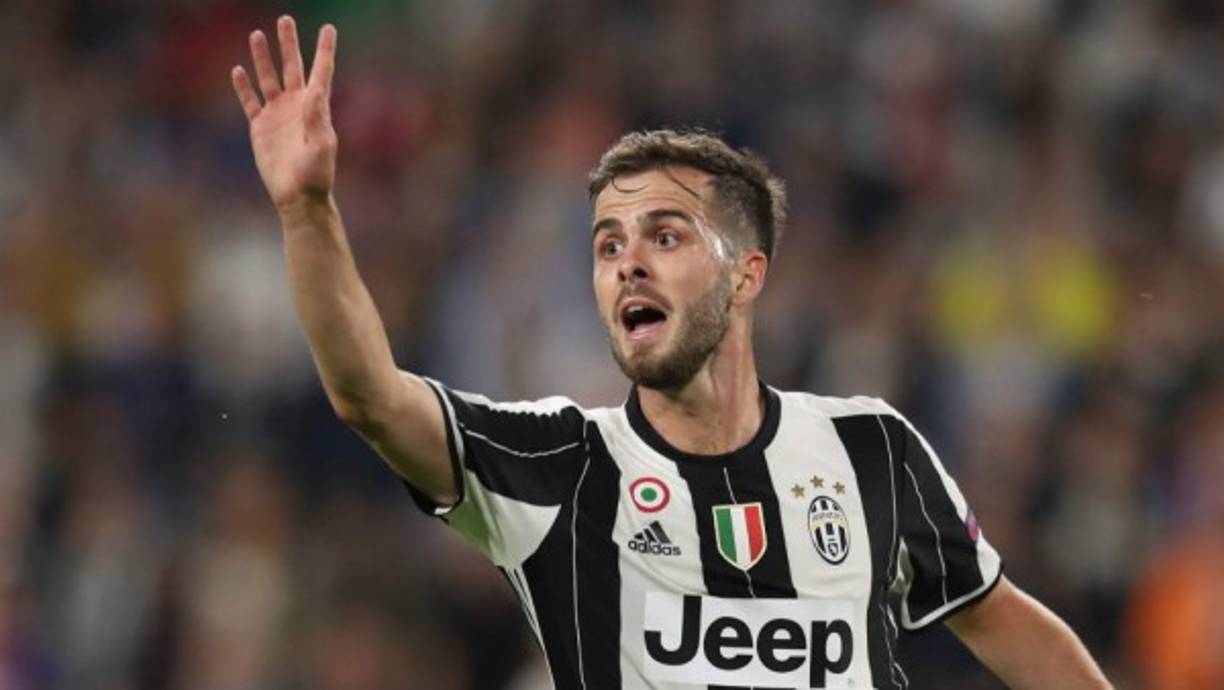 El diario italiano Tuttosport publica que el jugador bosnio de la Juventus, Miralem Pjanic, podría desencadenar una pelea entre el Barcelona y el Manchester City por hacerse con sus servicios.